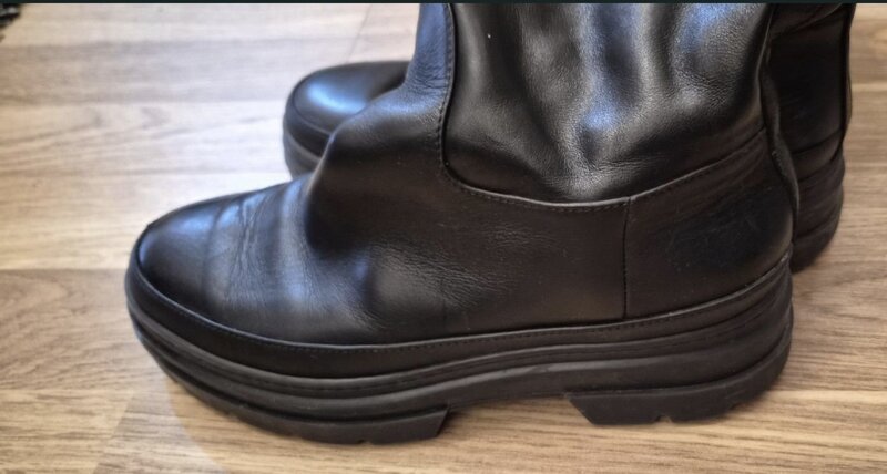 Vand cizme lungi Max Mara, marimea 36 1/2, piele naturala, pret neg.